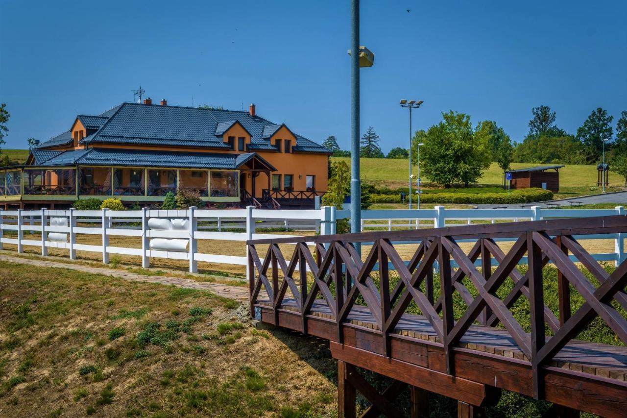 Hotel Horse Riding - Jezdecky Areal Tršice מראה חיצוני תמונה