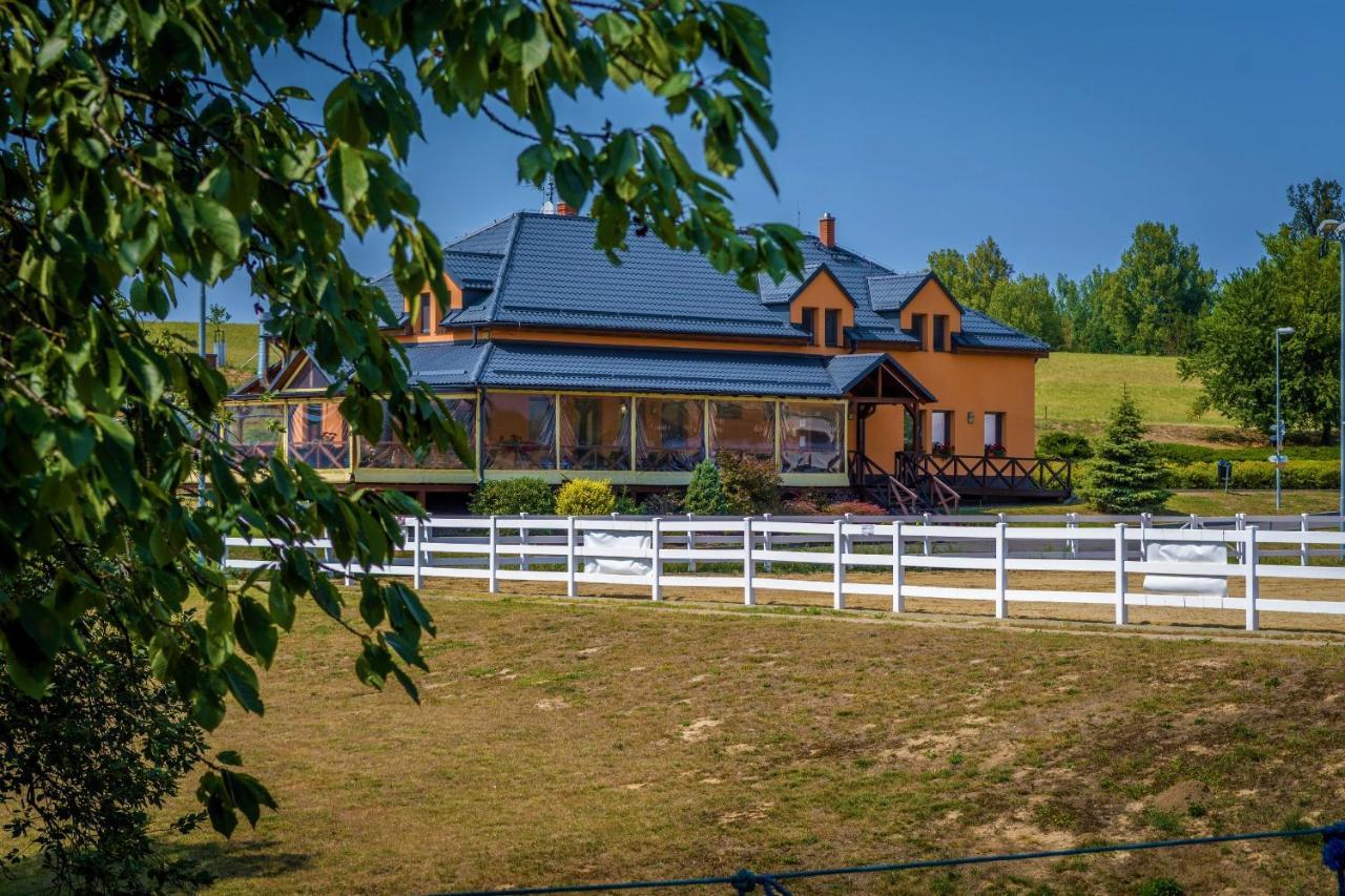 Hotel Horse Riding - Jezdecky Areal Tršice מראה חיצוני תמונה